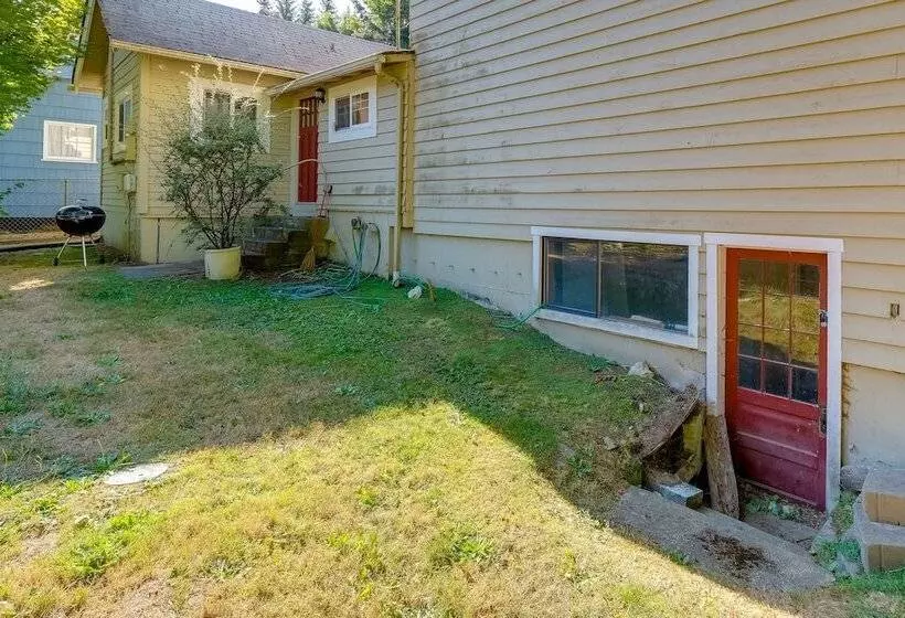 Charming Indianola Home: Walk To Town!