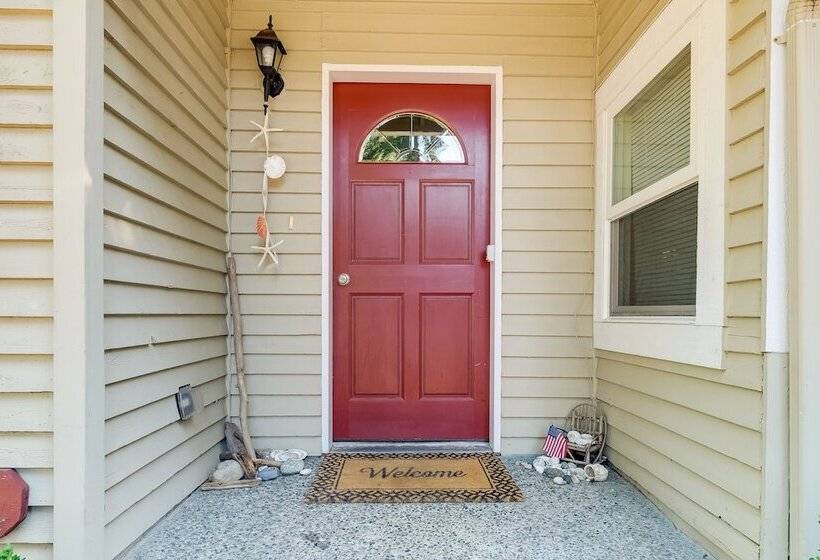 Charming Indianola Home: Walk To Town!