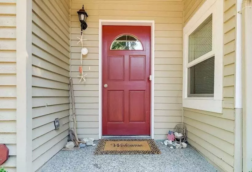 Charming Indianola Home: Walk To Town!