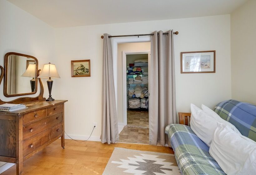 Charming Indianola Home: Walk To Town!