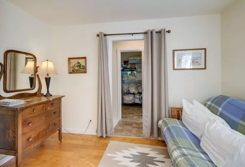 Charming Indianola Home: Walk To Town!