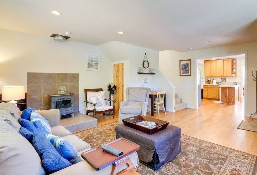 Charming Indianola Home: Walk To Town!