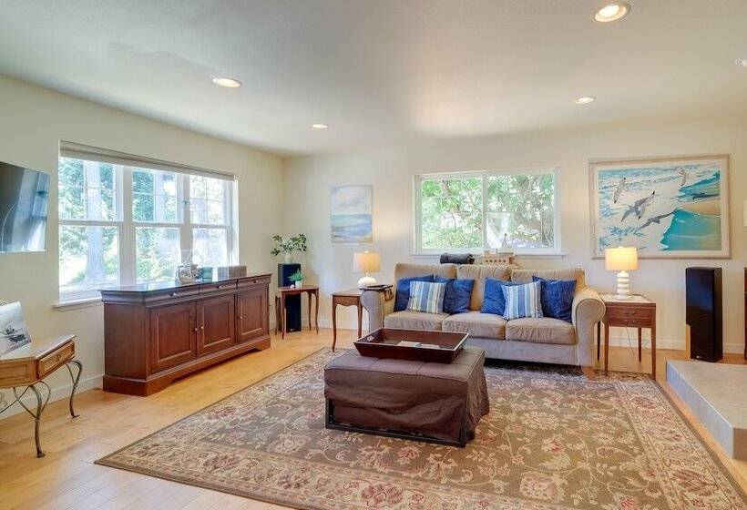 Charming Indianola Home: Walk To Town!