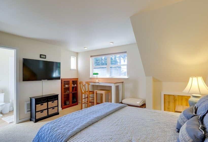 Charming Indianola Home: Walk To Town!