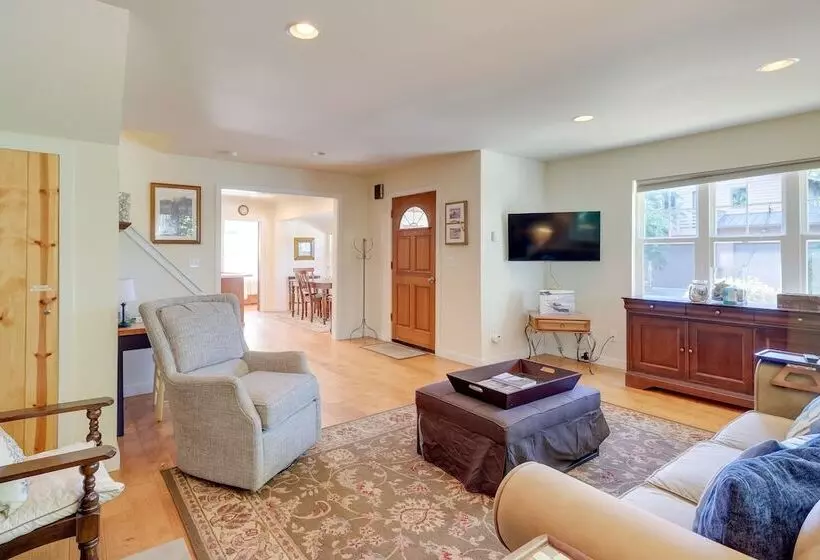 Charming Indianola Home: Walk To Town!