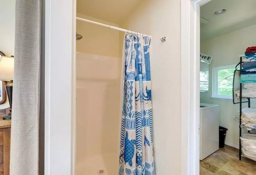 Charming Indianola Home: Walk To Town!