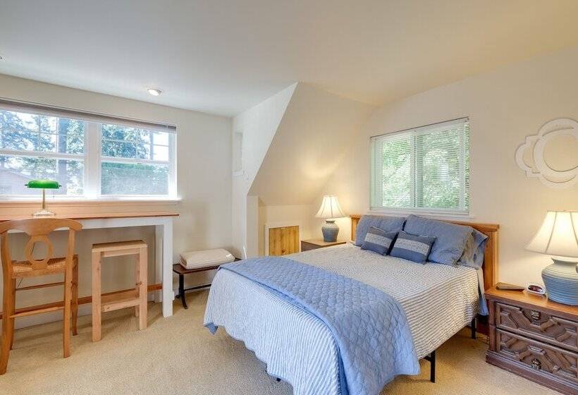 Charming Indianola Home: Walk To Town!