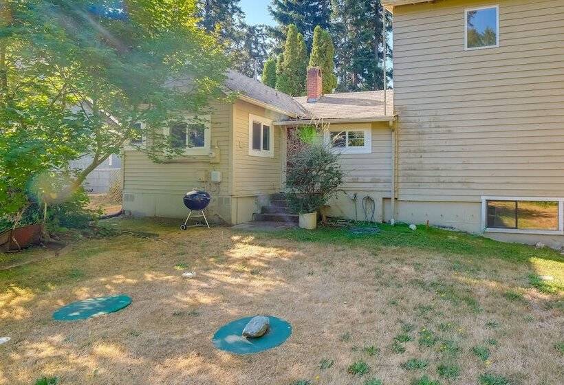 Charming Indianola Home: Walk To Town!