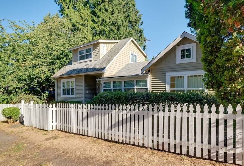 Charming Indianola Home: Walk To Town!