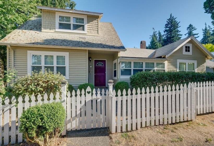 Charming Indianola Home: Walk To Town!