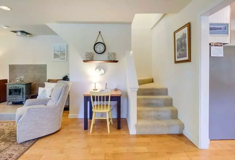 Charming Indianola Home: Walk To Town!