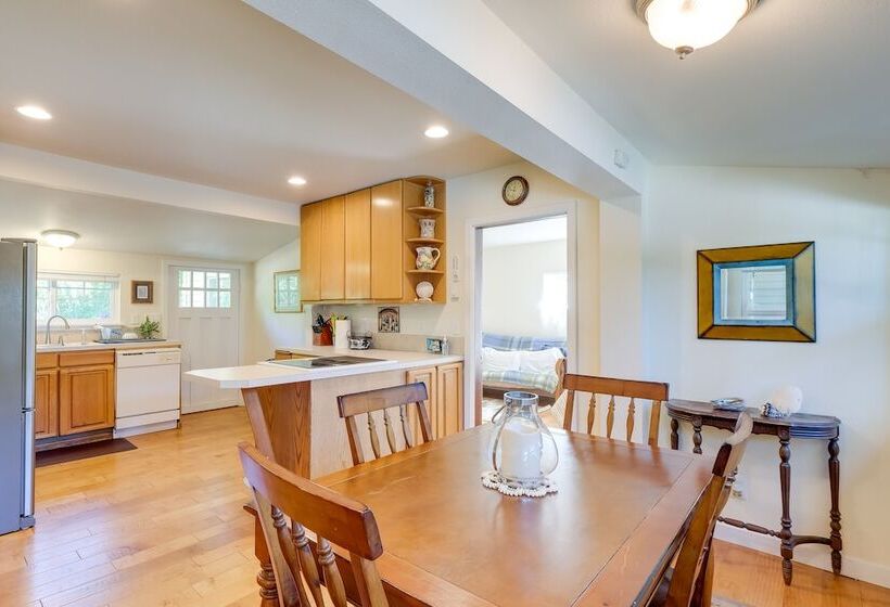 Charming Indianola Home: Walk To Town!