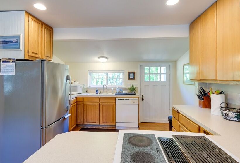 Charming Indianola Home: Walk To Town!