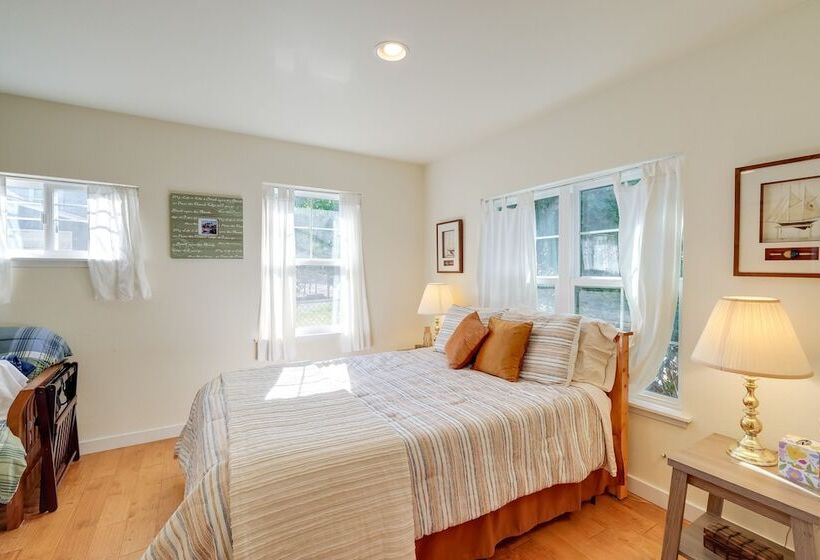 Charming Indianola Home: Walk To Town!