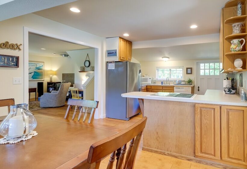 Charming Indianola Home: Walk To Town!