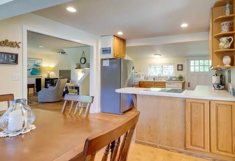 Charming Indianola Home: Walk To Town!