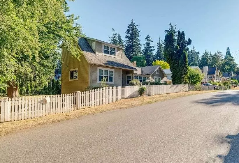 Charming Indianola Home: Walk To Town!