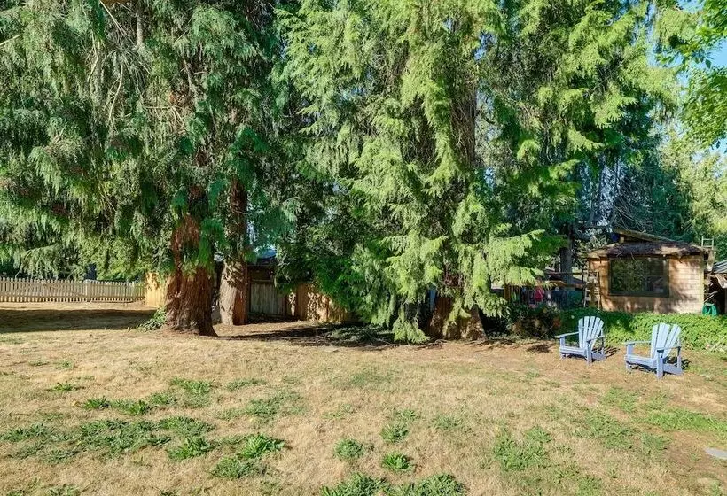 Charming Indianola Home: Walk To Town!