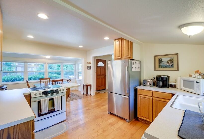 Charming Indianola Home: Walk To Town!