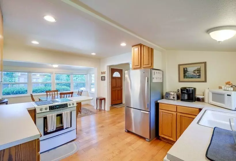 Charming Indianola Home: Walk To Town!