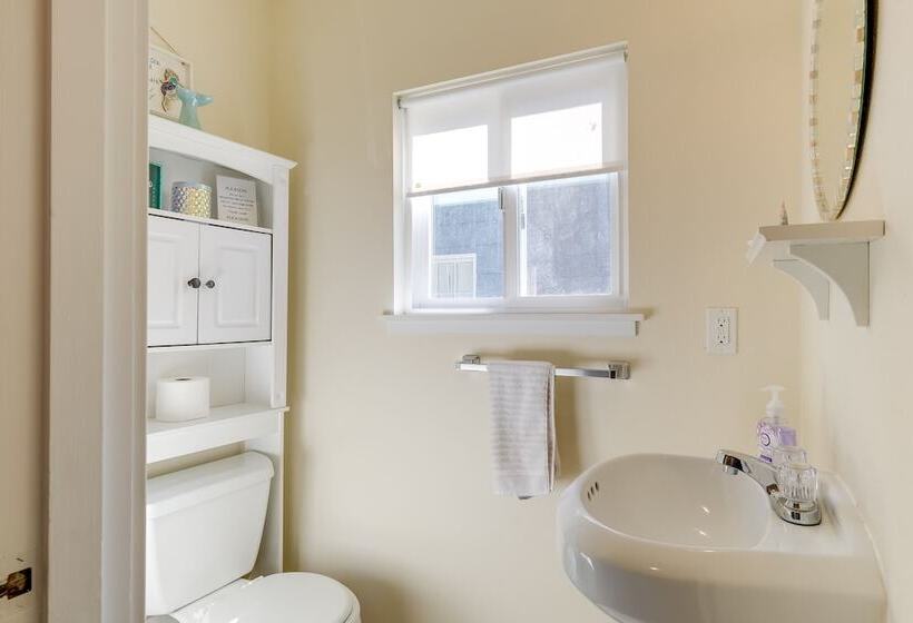 Charming Indianola Home: Walk To Town!