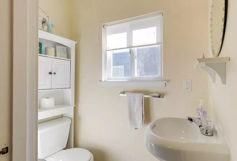 Charming Indianola Home: Walk To Town!