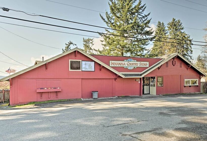 Charming Indianola Home: Walk To Town!