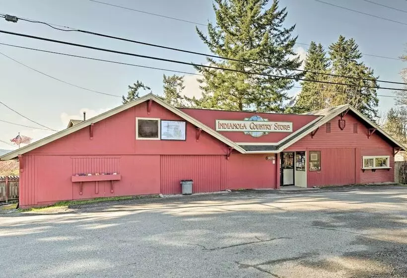 Charming Indianola Home: Walk To Town!