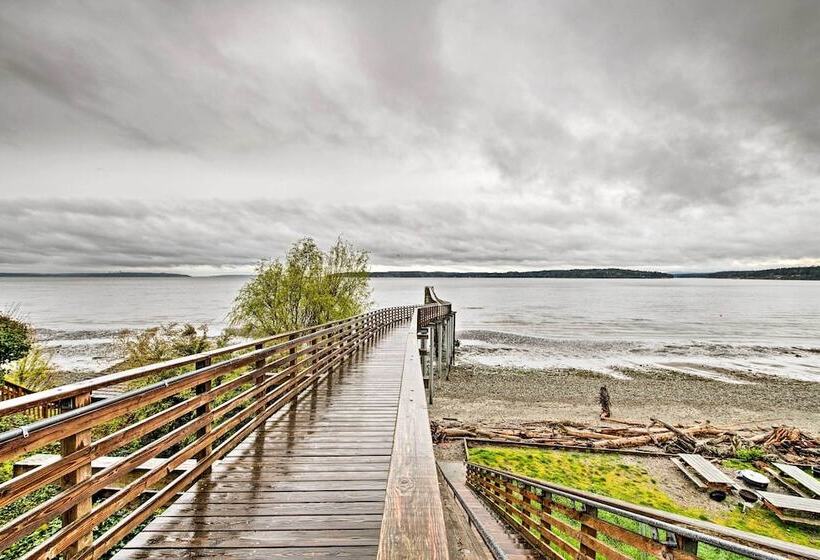 Charming Indianola Home: Walk To Town!