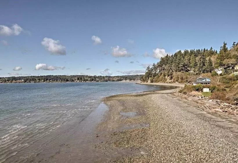 Charming Indianola Home: Walk To Town!