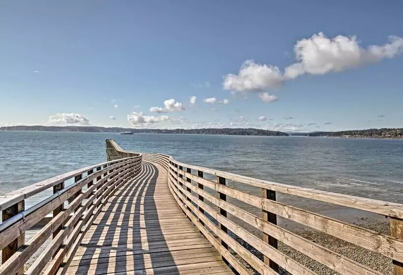 Charming Indianola Home: Walk To Town!