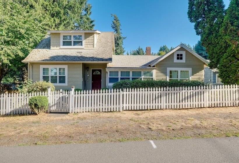 Charming Indianola Home: Walk To Town!