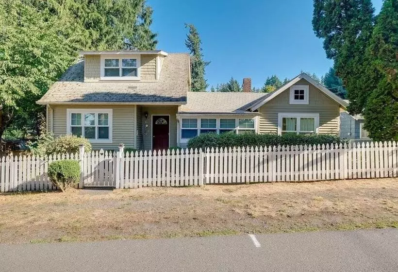 Charming Indianola Home: Walk To Town!