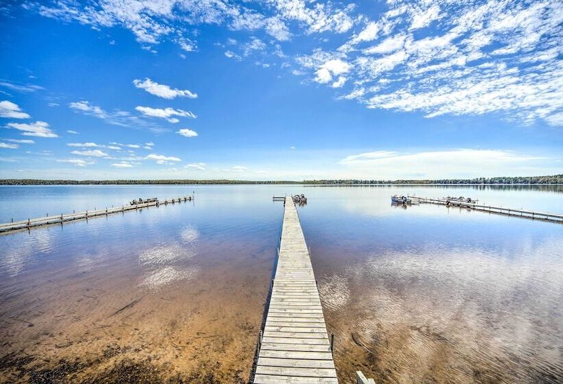 Convenient Cabin W/ Access To 3 Boat Docks!