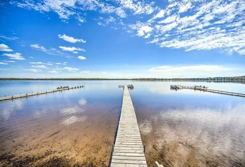 Convenient Cabin W/ Access To 3 Boat Docks!