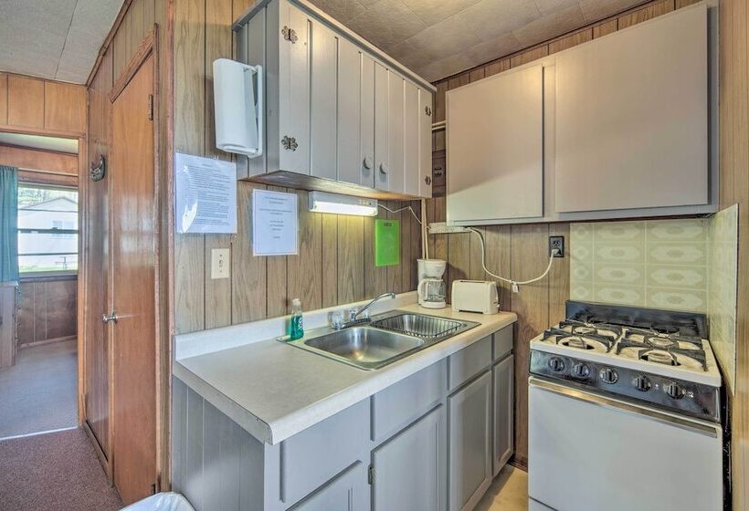 Convenient Cabin W/ Access To 3 Boat Docks!