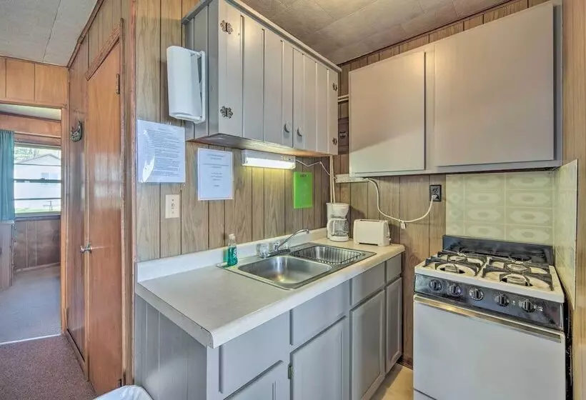 Convenient Cabin W/ Access To 3 Boat Docks!