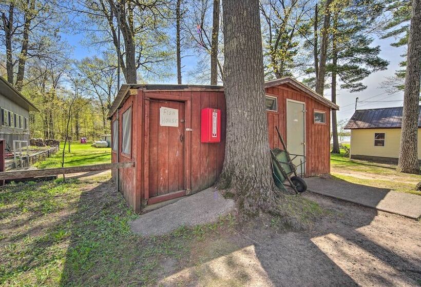 Convenient Cabin W/ Access To 3 Boat Docks!