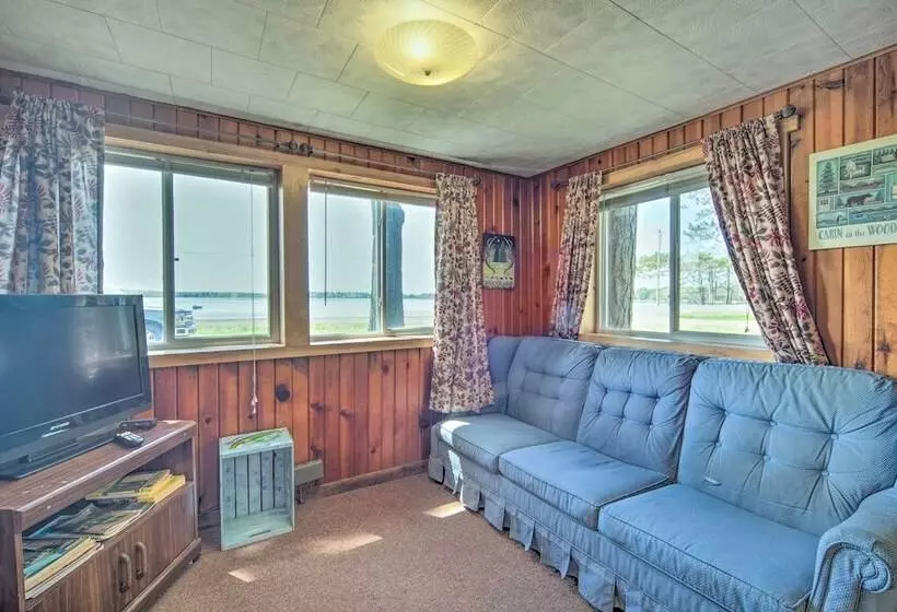 Convenient Cabin W/ Access To 3 Boat Docks!