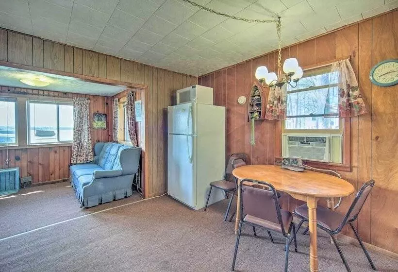Convenient Cabin W/ Access To 3 Boat Docks!