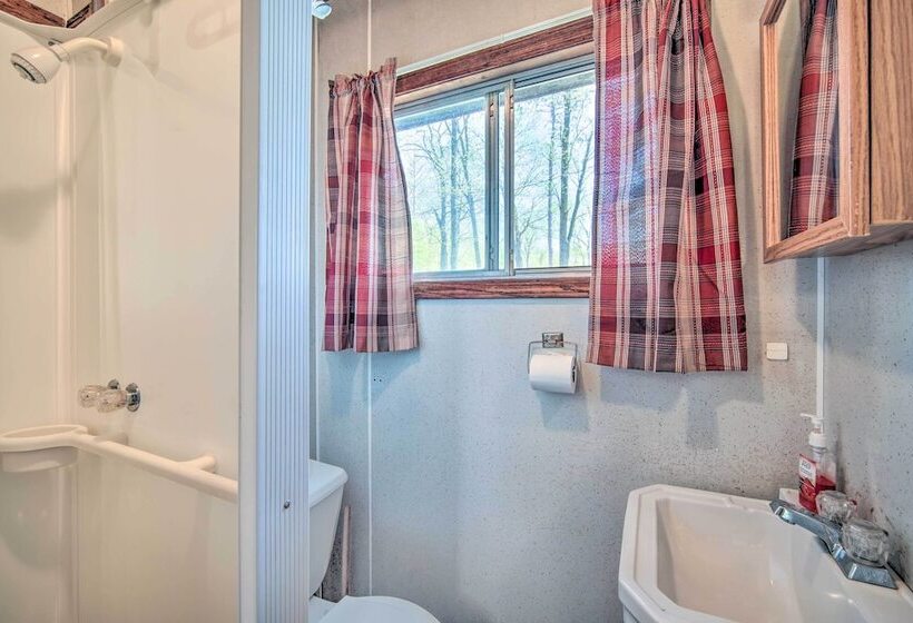 Convenient Cabin W/ Access To 3 Boat Docks!