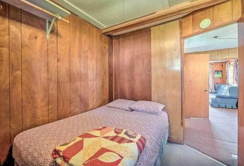 Convenient Cabin W/ Access To 3 Boat Docks!