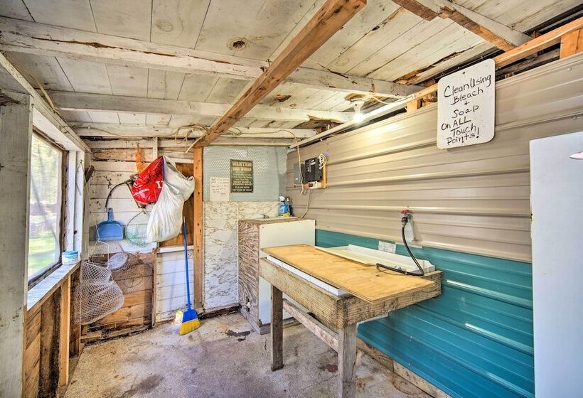 Convenient Cabin W/ Access To 3 Boat Docks!