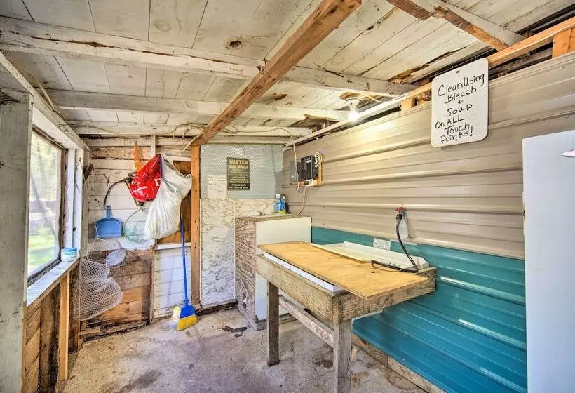 Convenient Cabin W/ Access To 3 Boat Docks!