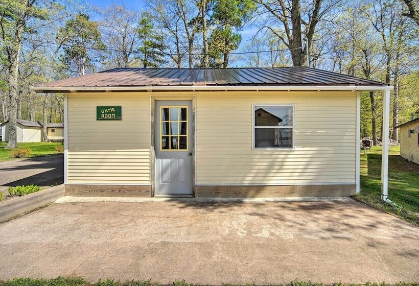 Convenient Cabin W/ Access To 3 Boat Docks!