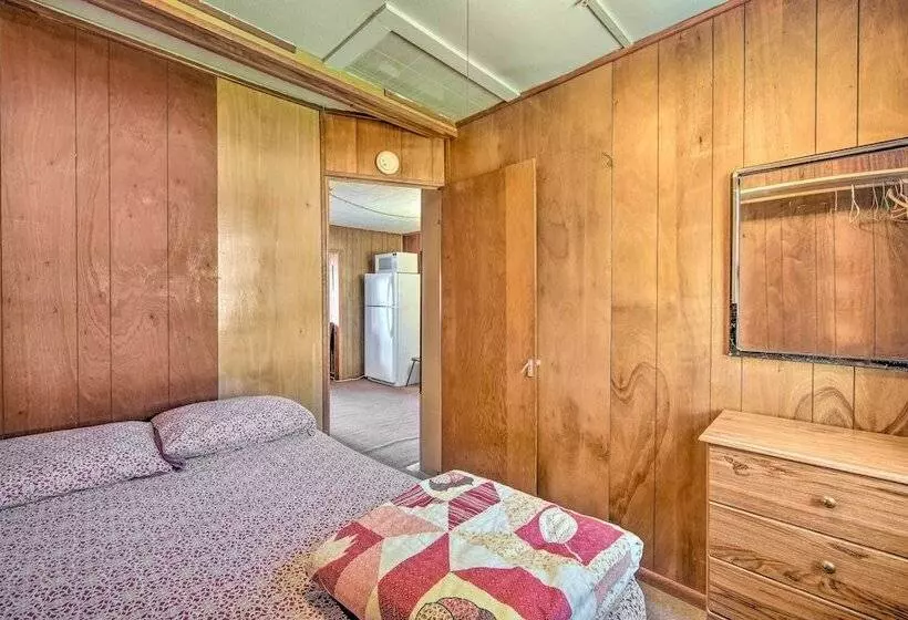 Convenient Cabin W/ Access To 3 Boat Docks!