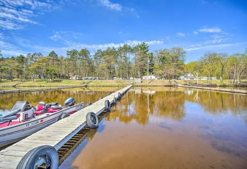 Convenient Cabin W/ Access To 3 Boat Docks!