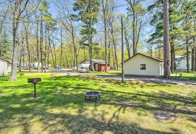 Convenient Cabin W/ Access To 3 Boat Docks!