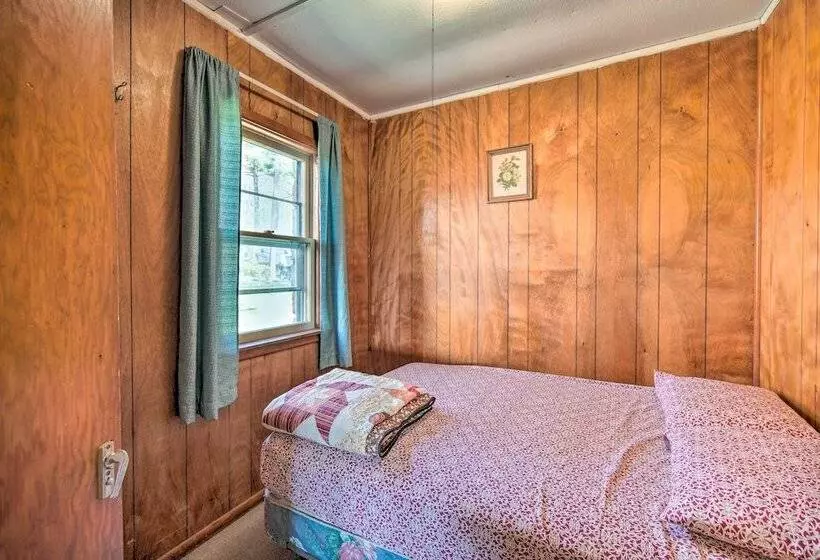 Convenient Cabin W/ Access To 3 Boat Docks!