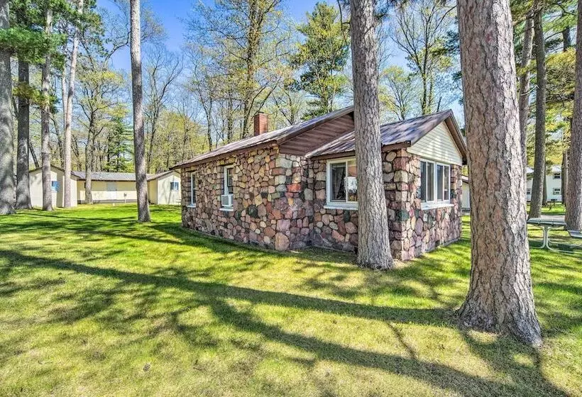 Convenient Cabin W/ Access To 3 Boat Docks!